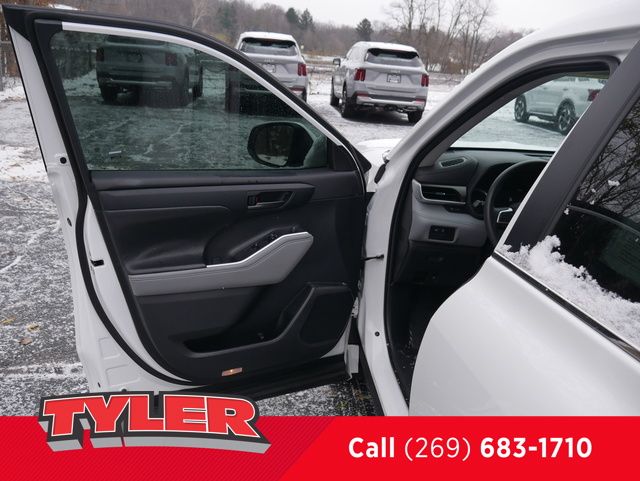 Vehicle image 19 of 50