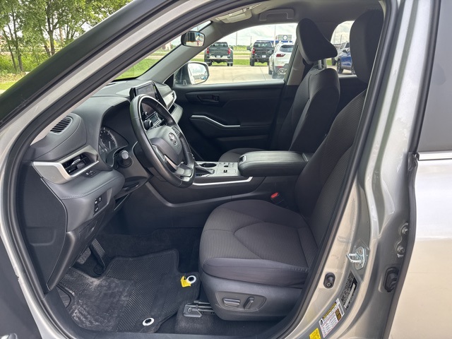 Vehicle image 8 of 14