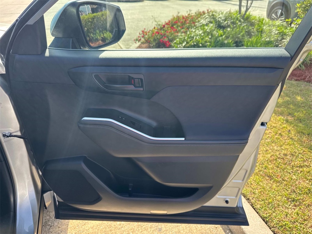 Vehicle image 13 of 27