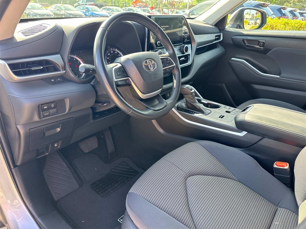 Vehicle image 17 of 27