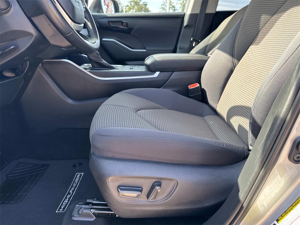 Vehicle image 16 of 27