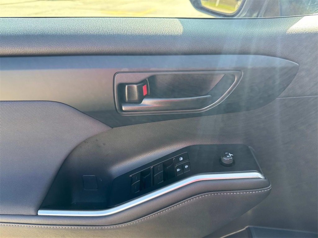 Vehicle image 19 of 27