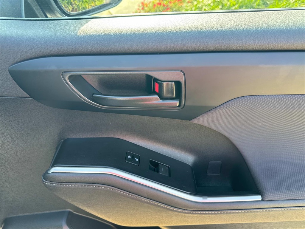 Vehicle image 14 of 27