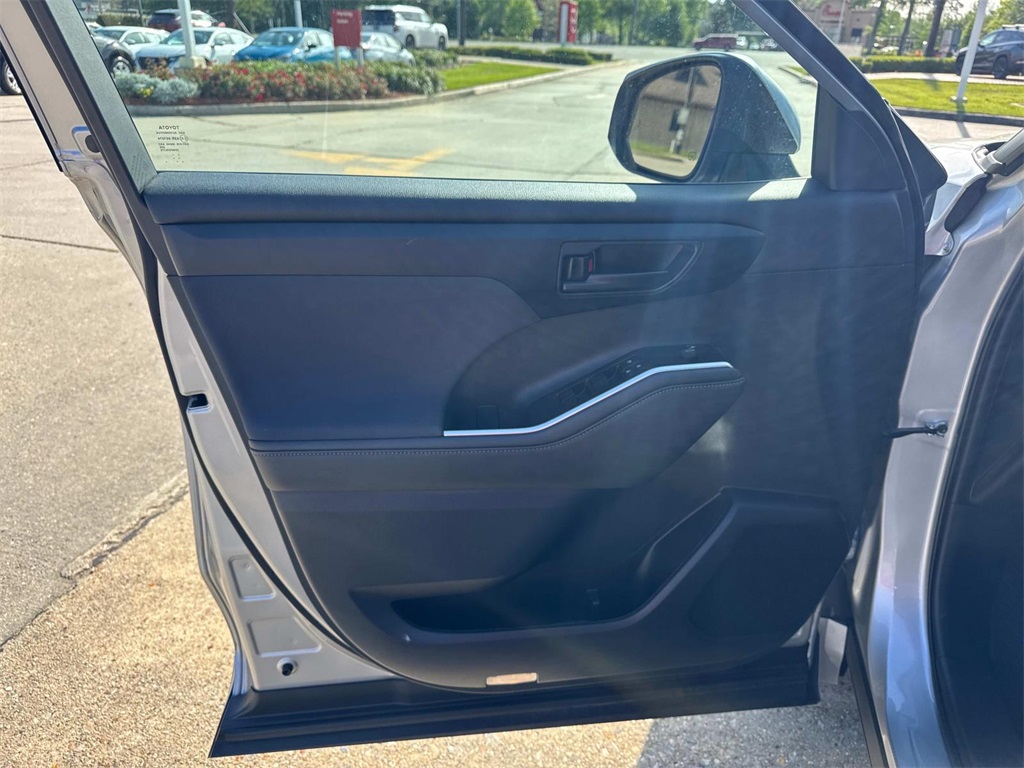 Vehicle image 18 of 27