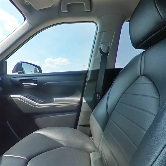 Vehicle image 27 of 29