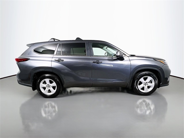 Vehicle image 4 of 33