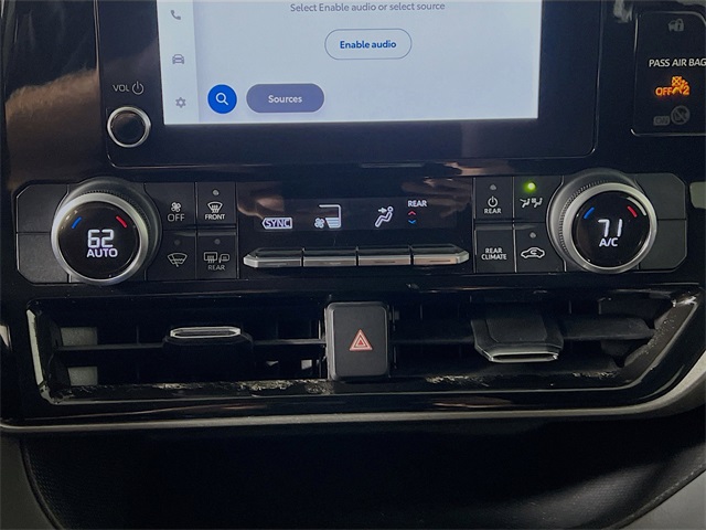 Vehicle image 23 of 33
