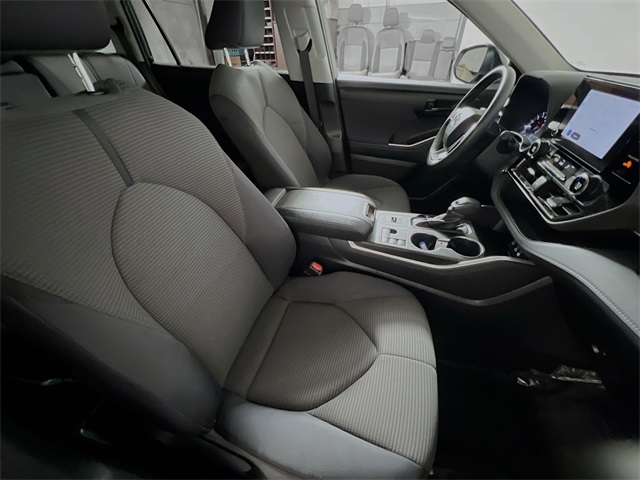 Vehicle image 28 of 33