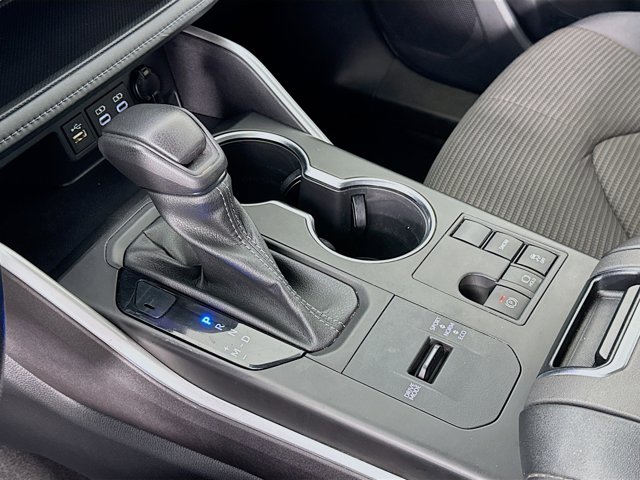 Vehicle image 27 of 32