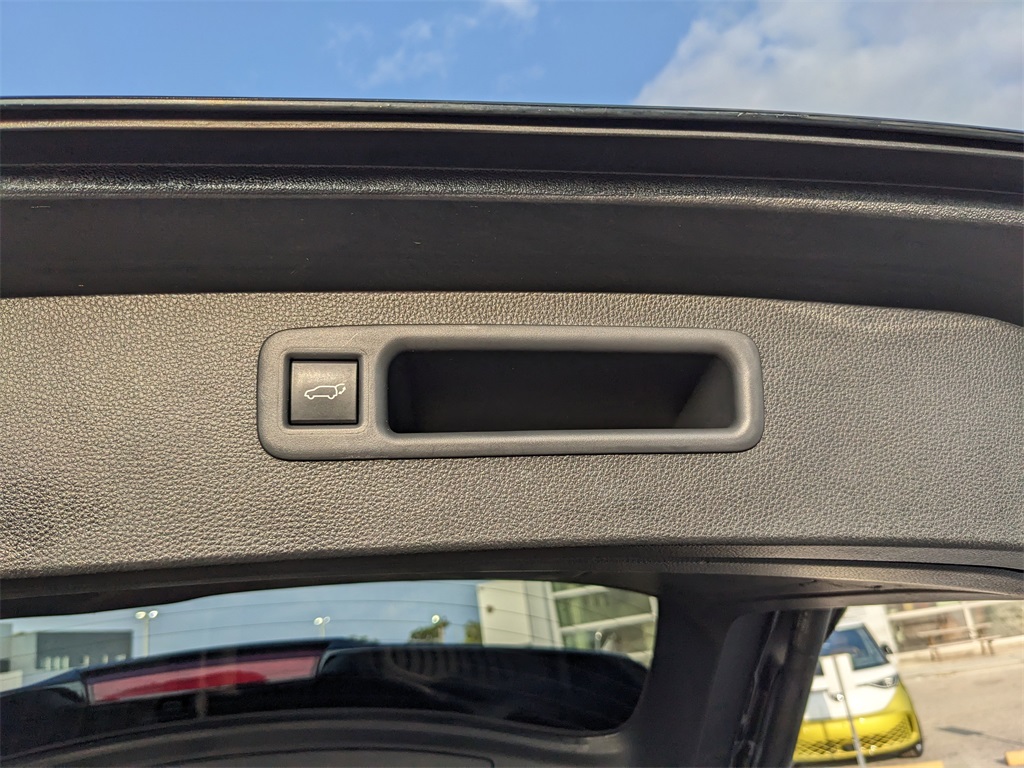 Vehicle image 13 of 39