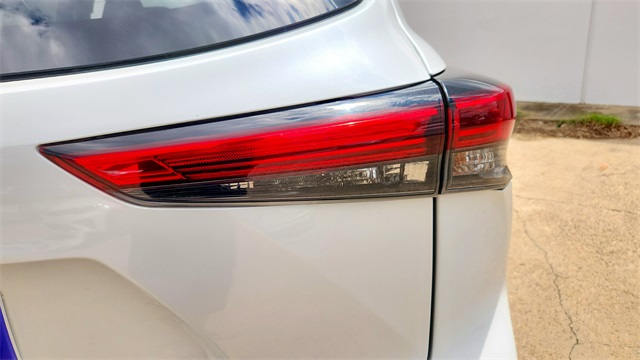 Vehicle image 22 of 34