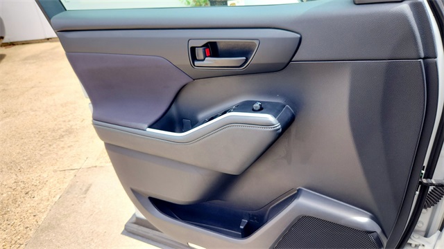 Vehicle image 18 of 34