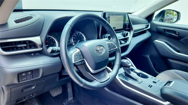 Vehicle image 9 of 34
