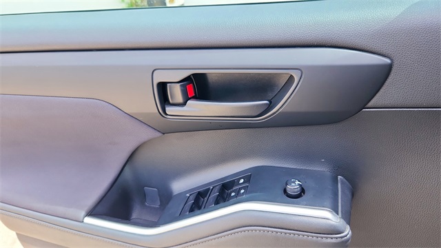 Vehicle image 17 of 34