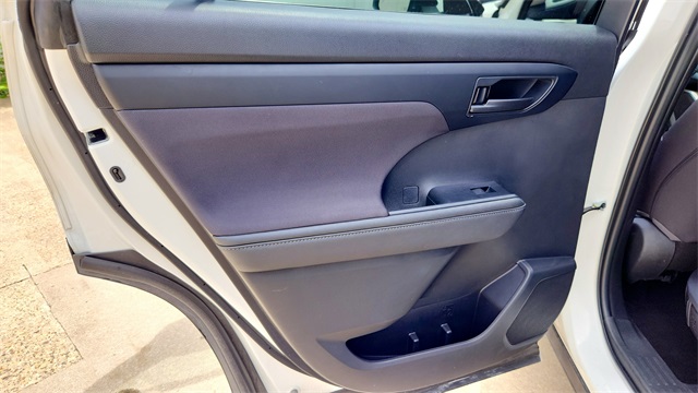 Vehicle image 21 of 34