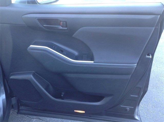 Vehicle image 34 of 37