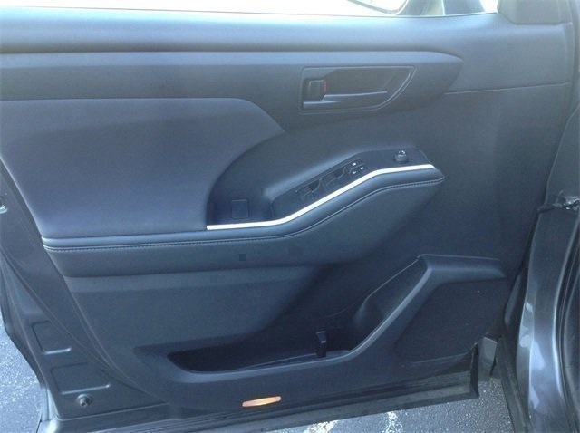 Vehicle image 33 of 37