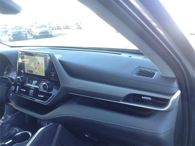 Vehicle image 21 of 37