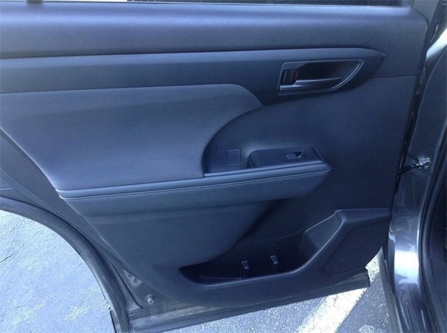 Vehicle image 35 of 37