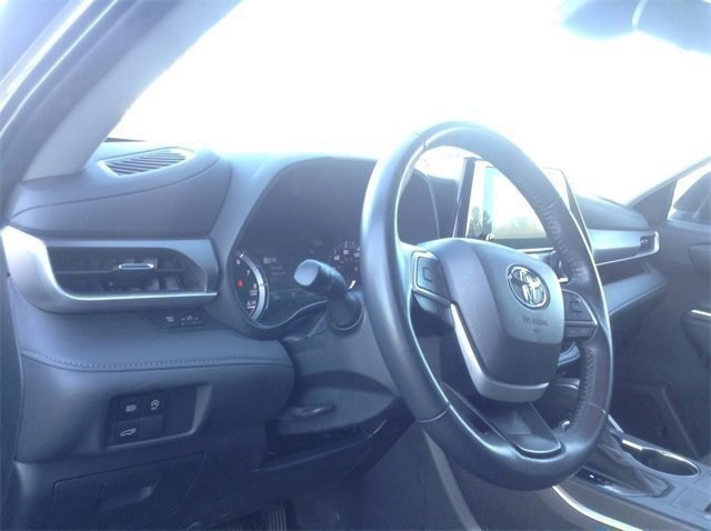 Vehicle image 10 of 37