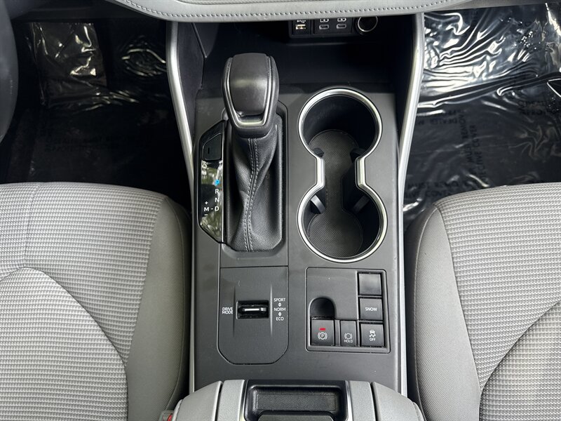 Vehicle image 23 of 33