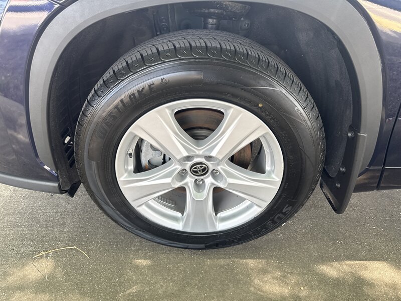 Vehicle image 9 of 33