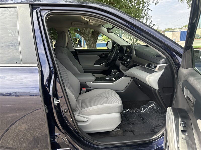 Vehicle image 15 of 33