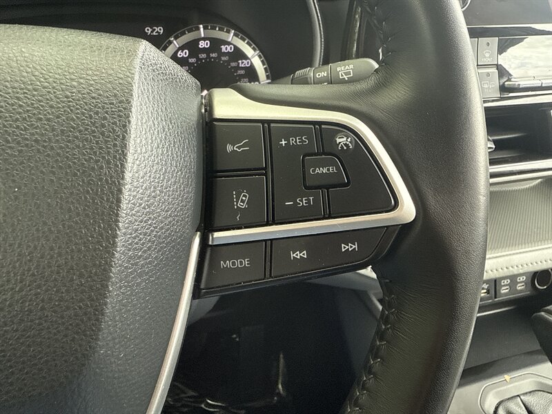 Vehicle image 27 of 33