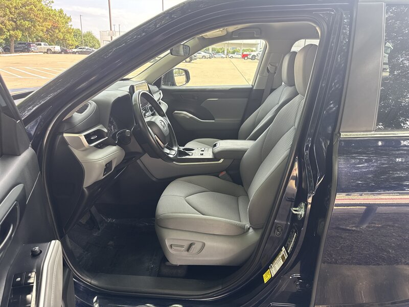 Vehicle image 14 of 33