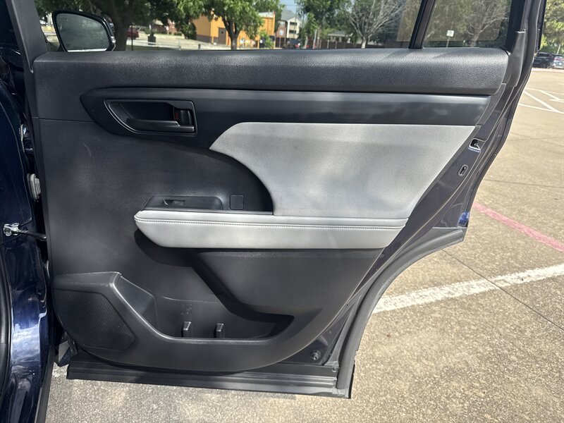 Vehicle image 24 of 33