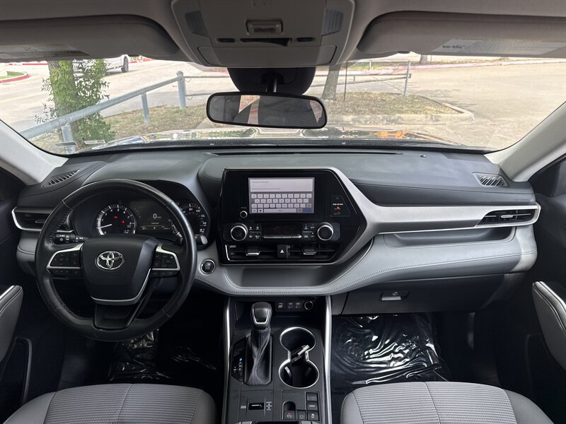 Vehicle image 16 of 33