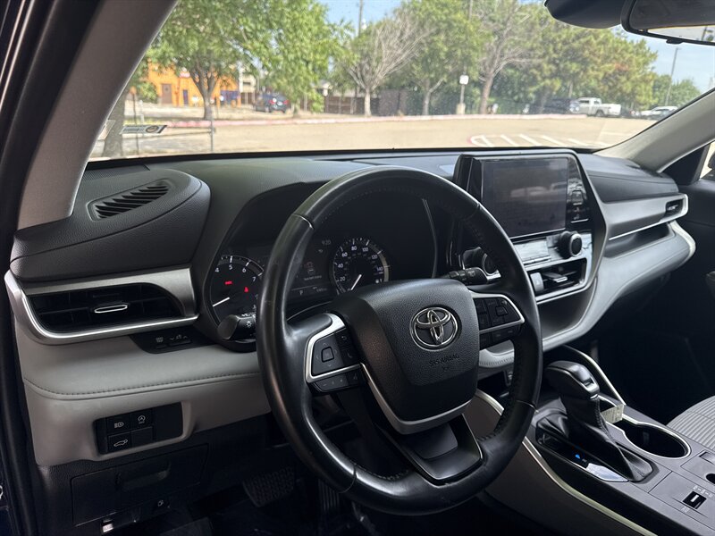 Vehicle image 17 of 33