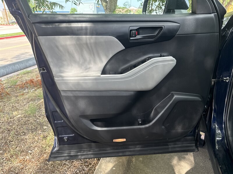 Vehicle image 25 of 33