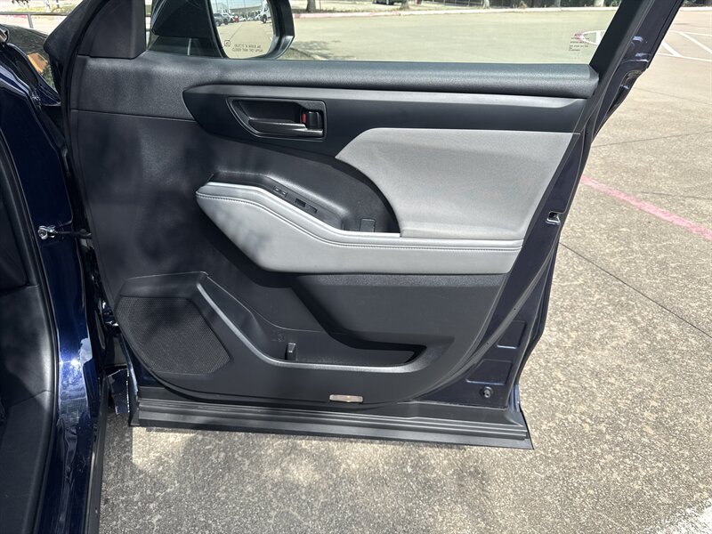 Vehicle image 32 of 33