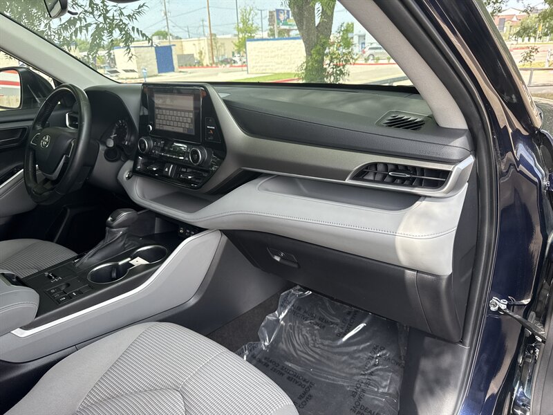 Vehicle image 18 of 33