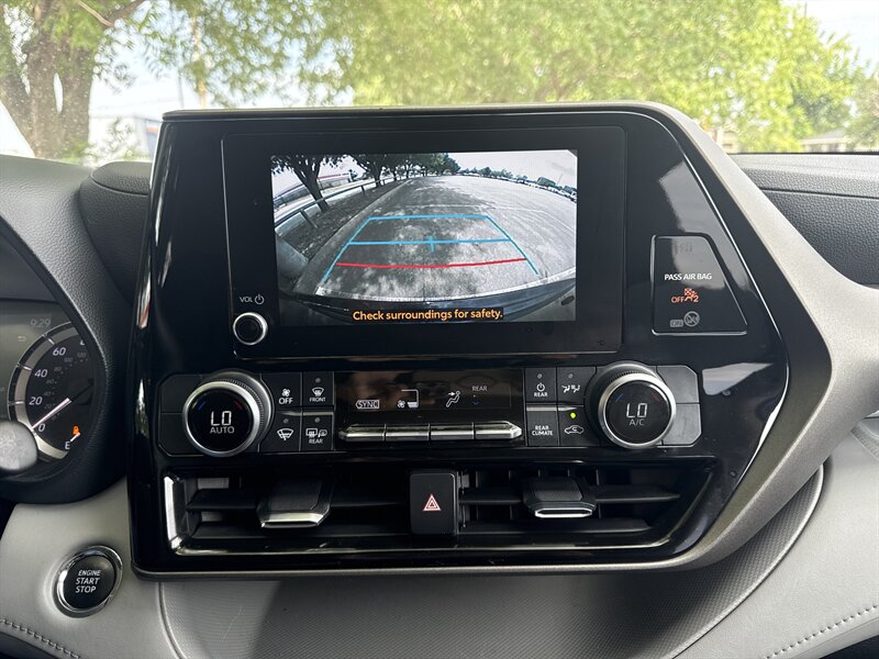 Vehicle image 21 of 33