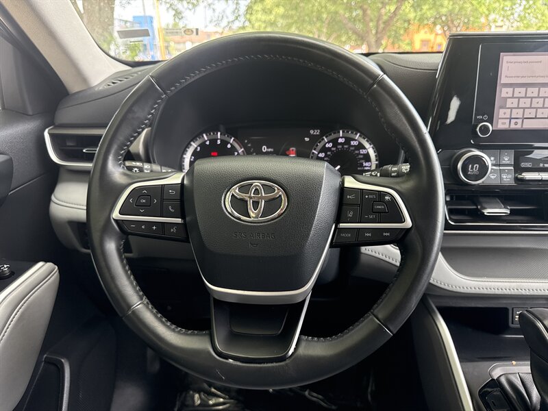 Vehicle image 19 of 33