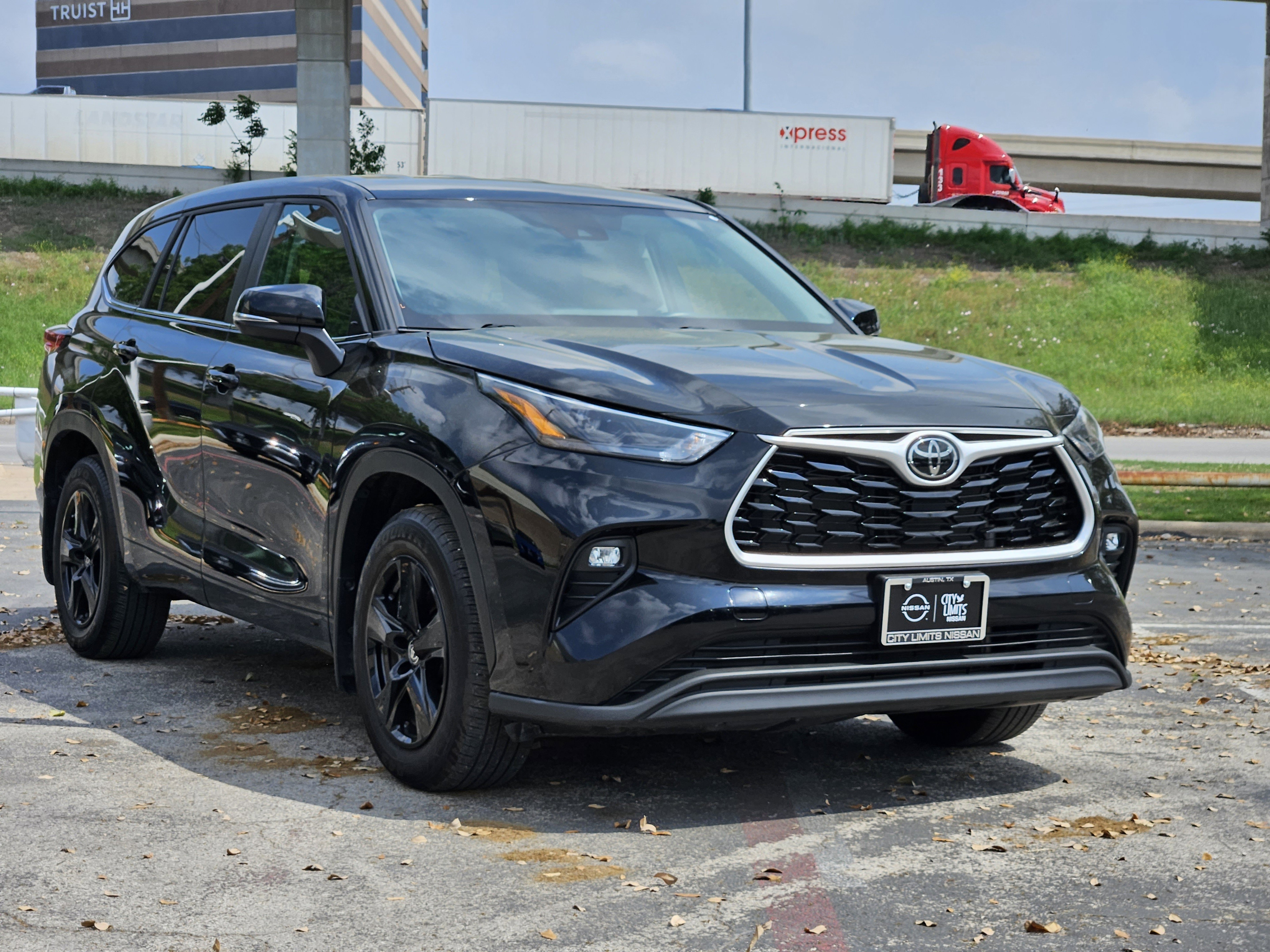 Vehicle image 4 of 24