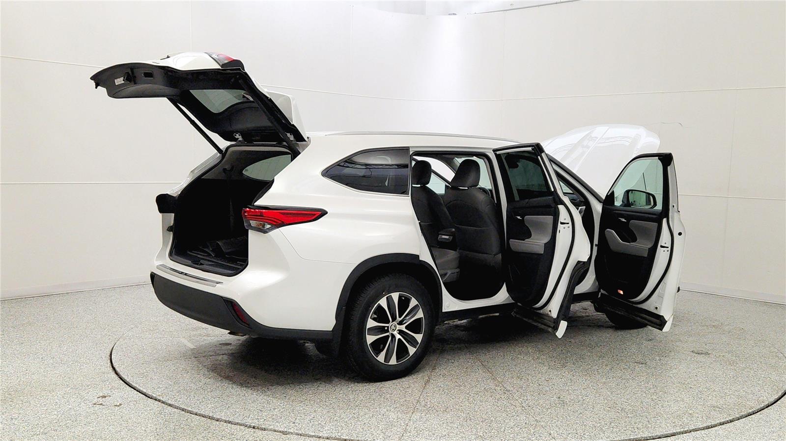 2023 Toyota Highlander XLE Image 8 of 37