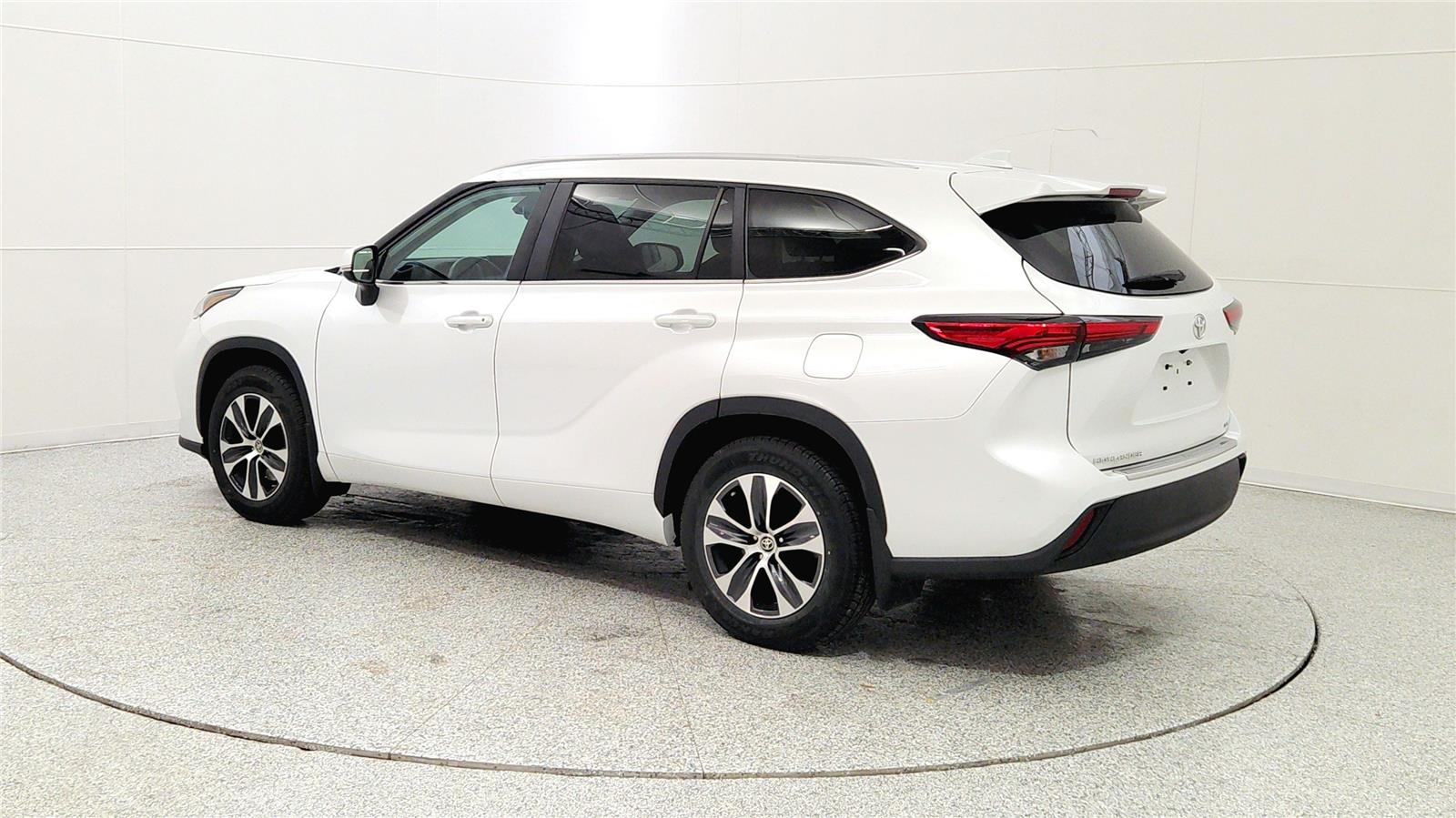 2023 Toyota Highlander XLE Image 10 of 37