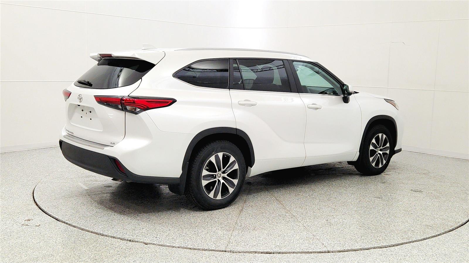 2023 Toyota Highlander XLE Image 7 of 37