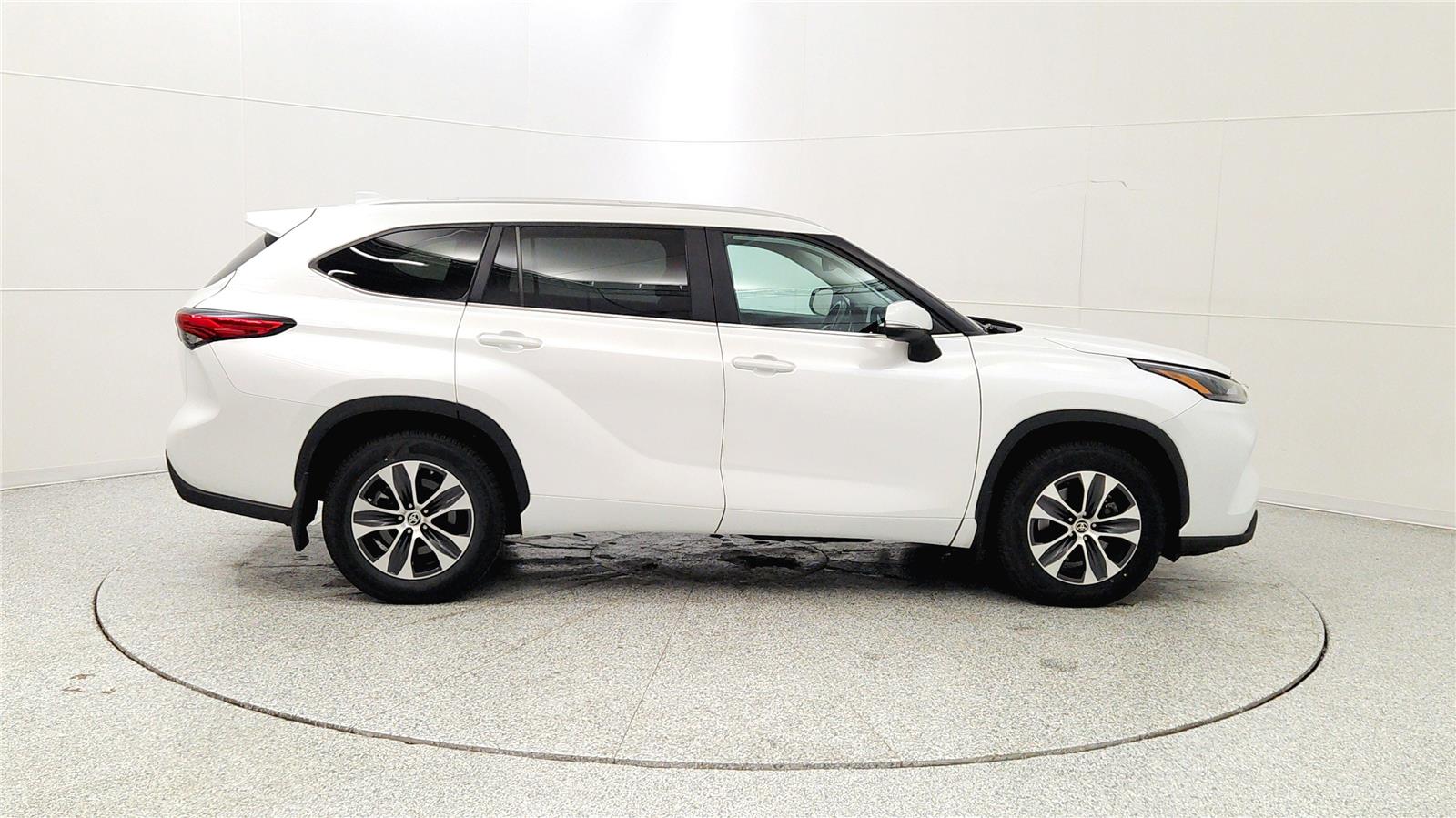 2023 Toyota Highlander XLE Image 6 of 37