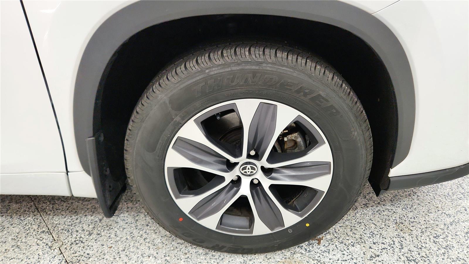 2023 Toyota Highlander XLE Image 13 of 37