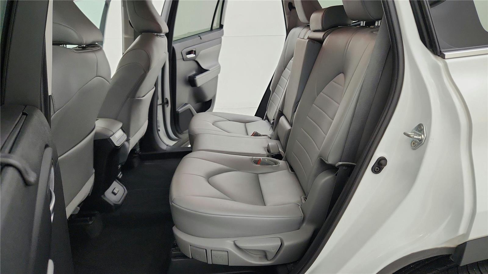 2023 Toyota Highlander XLE Image 16 of 37