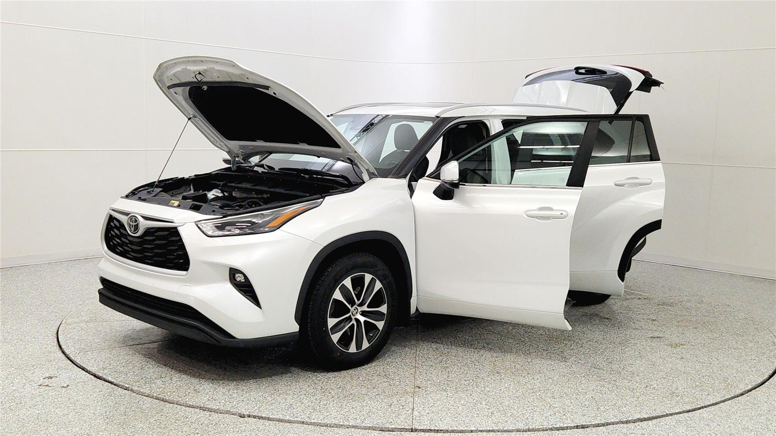 2023 Toyota Highlander XLE Image 2 of 37