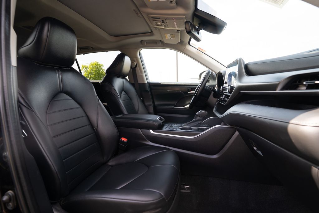 Vehicle image 15 of 44