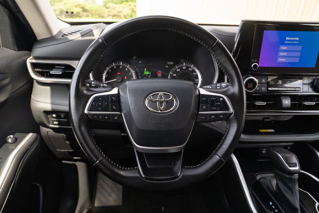 Vehicle image 20 of 44