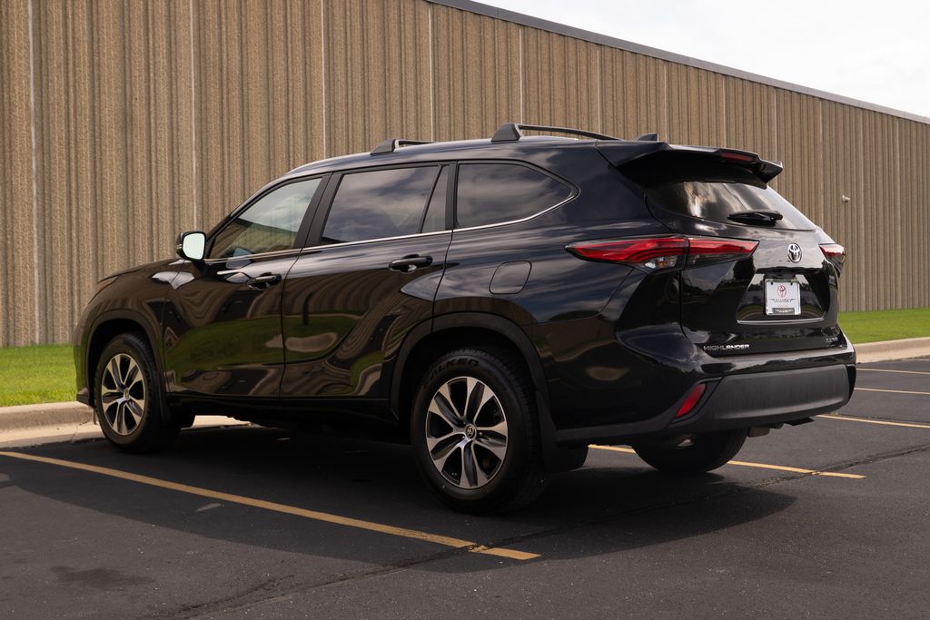 Vehicle image 7 of 44