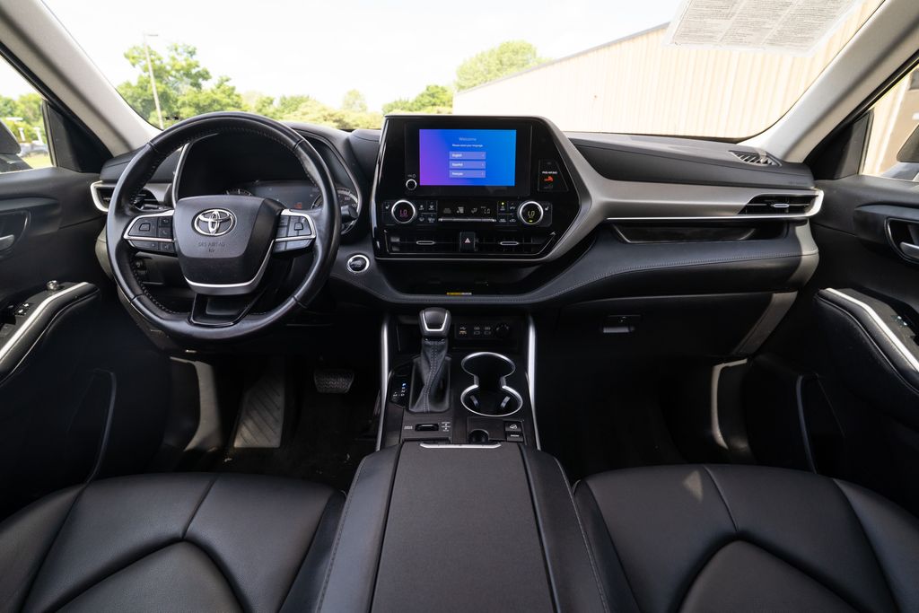 Vehicle image 17 of 44