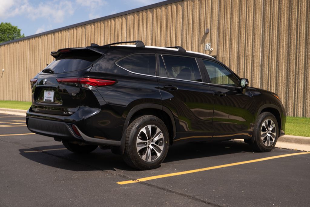 Vehicle image 5 of 44
